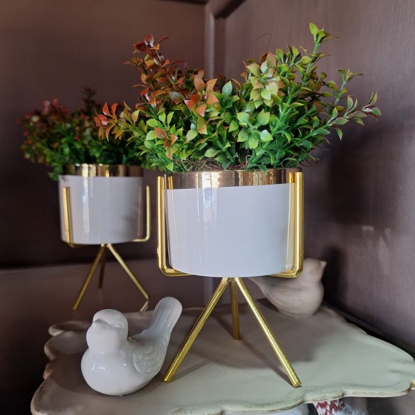 Vaso Decorativo com Suporte Dourado e Planta Artificial
